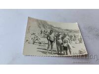 Fotografie cu un bărbat, două femei și un băiețel pe plajă