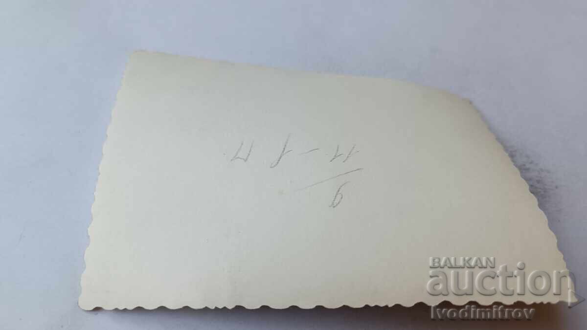 Φωτογραφία Γυμνού Άνδρα Μέχρι τη Μέση σε Βράχο στο Βουνό με τιμή 1.85 BGN | € 0.95