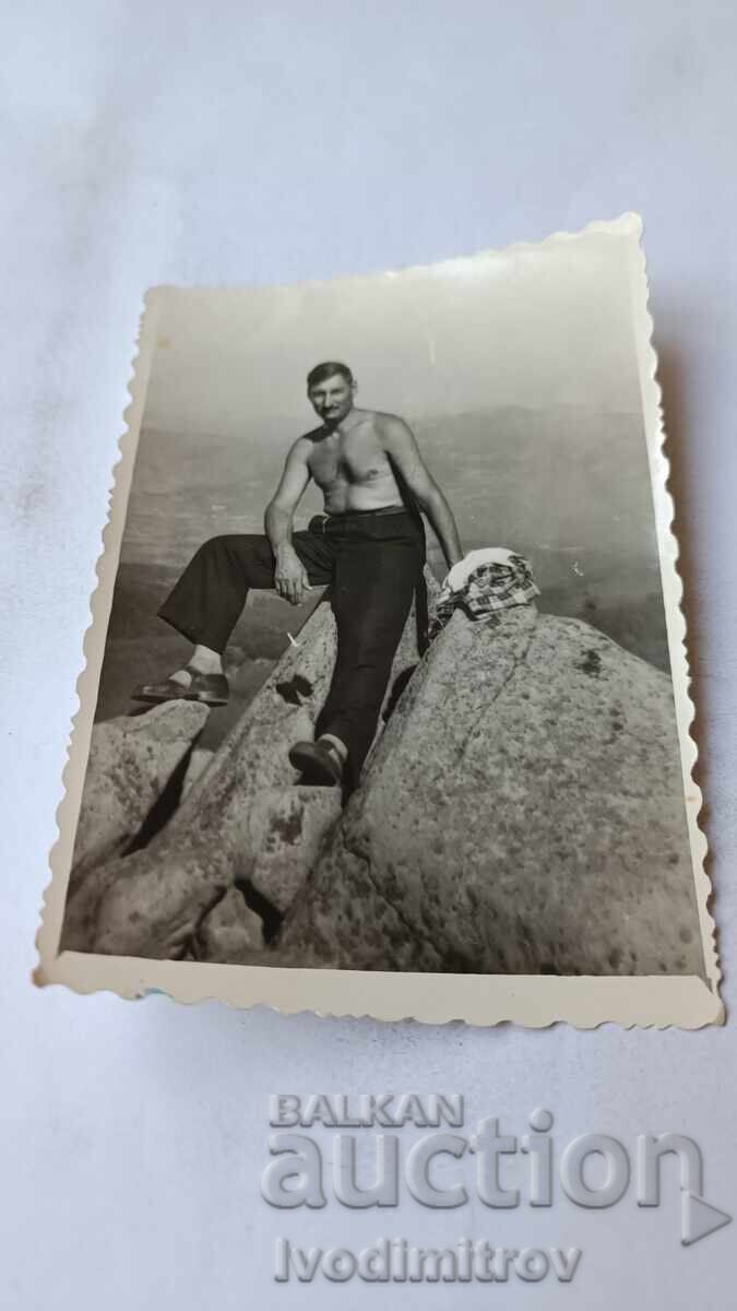 Φωτογραφία Γυμνού Άνδρα Μέχρι τη Μέση σε Βράχο στο Βουνό