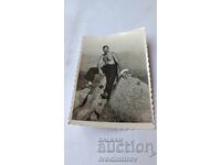 Φωτογραφία Γυμνού Άνδρα Μέχρι τη Μέση σε Βράχο στο Βουνό