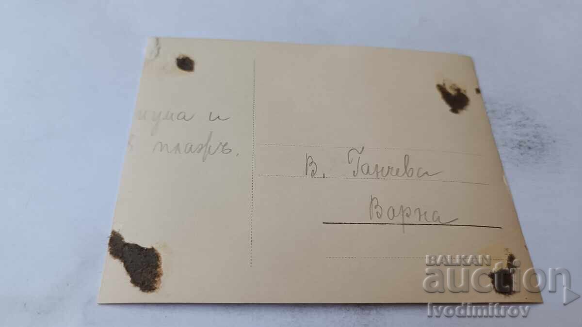 Снимка Варна Младежи и девойки на плажа пред поч. станция с цена 2.45 лв. | € 1.25 Снимка Варна Младежи и девойки на плажа пред поч. станция с цена 2.45 лв. | € 1.25