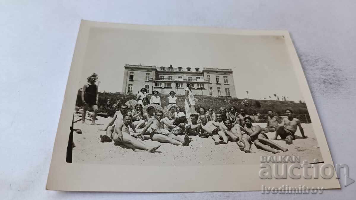 Снимка Варна Младежи и девойки на плажа пред поч. станция Снимка Варна Младежи и девойки на плажа пред поч. станция