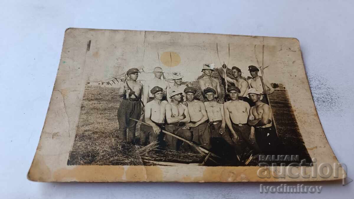 Snimka Mladezhi goli do krysta s vili sybirat seno