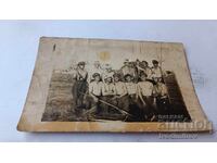 Φωτογραφία Νέων γυμνών από τη μέση και πάνω με δίκρα μαζεύουν σανό