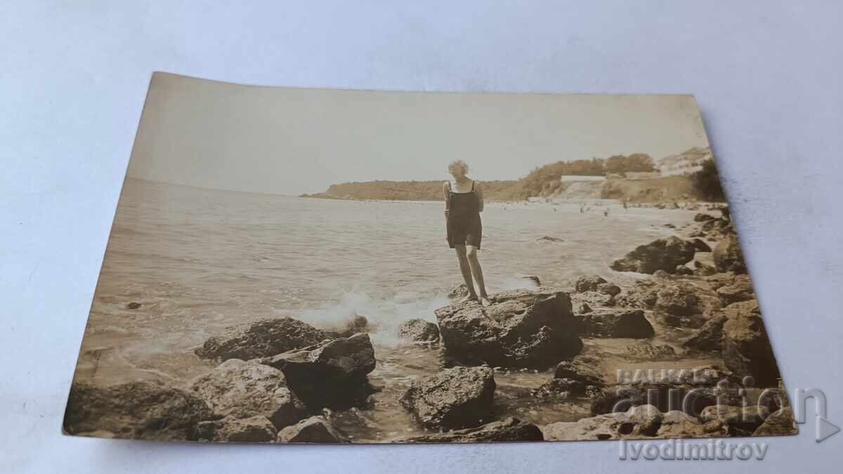 Φωτογραφία Αγίου Κωνσταντίνου, Νέο κορίτσι σε βράχο δίπλα στη θάλασσα