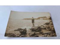 Φωτογραφία Αγίου Κωνσταντίνου, Νέο κορίτσι σε βράχο δίπλα στη θάλασσα