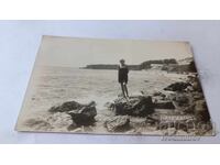 Φωτογραφία Αγίου Κωνσταντίνου, Νέο κορίτσι σε βράχο δίπλα στη θάλασσα