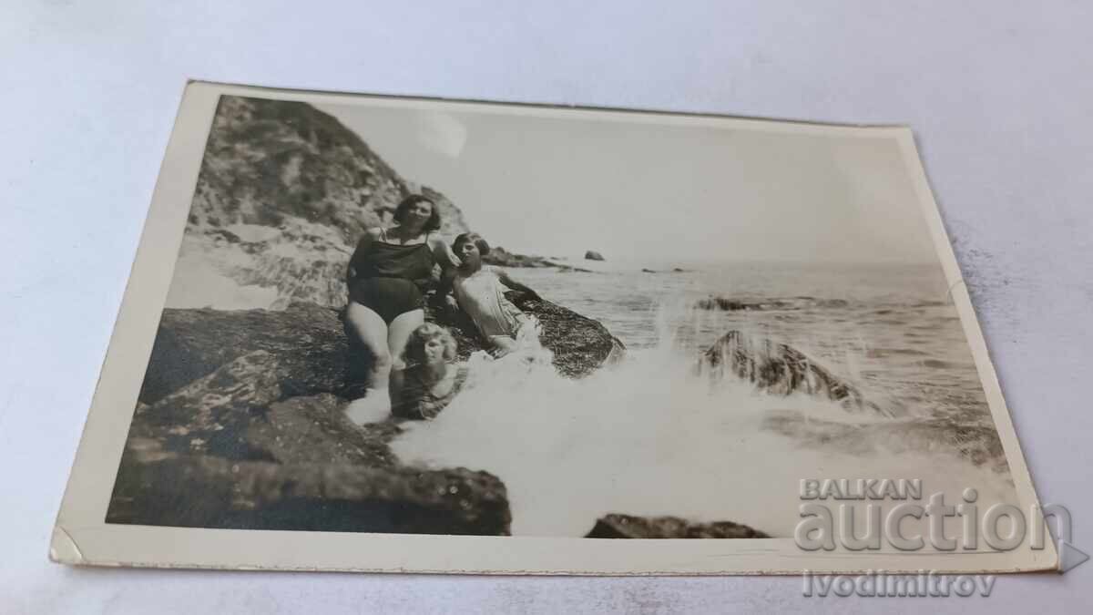 Φωτογραφία Αγίου Κωνσταντίνου Νέες κοπέλες σε βράχους δίπλα στη θάλασσα