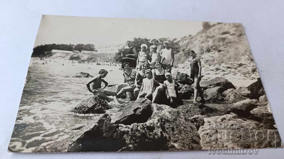 Φωτογραφία Αγίου Κωνσταντίνου Νέες κοπέλες σε βράχους δίπλα στη θάλασσα