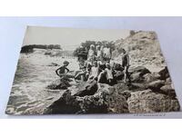 Φωτογραφία Αγίου Κωνσταντίνου Νέες κοπέλες σε βράχους δίπλα στη θάλασσα