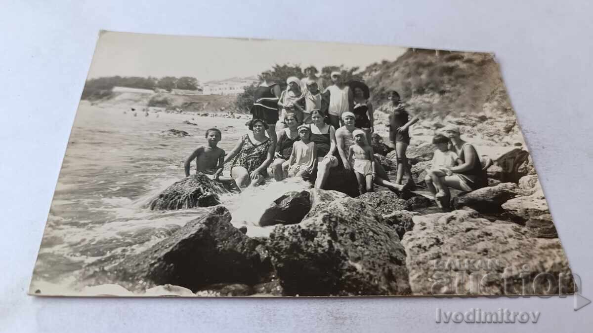 Снимка Св. Константинъ Млади момичета на скали покрай морето