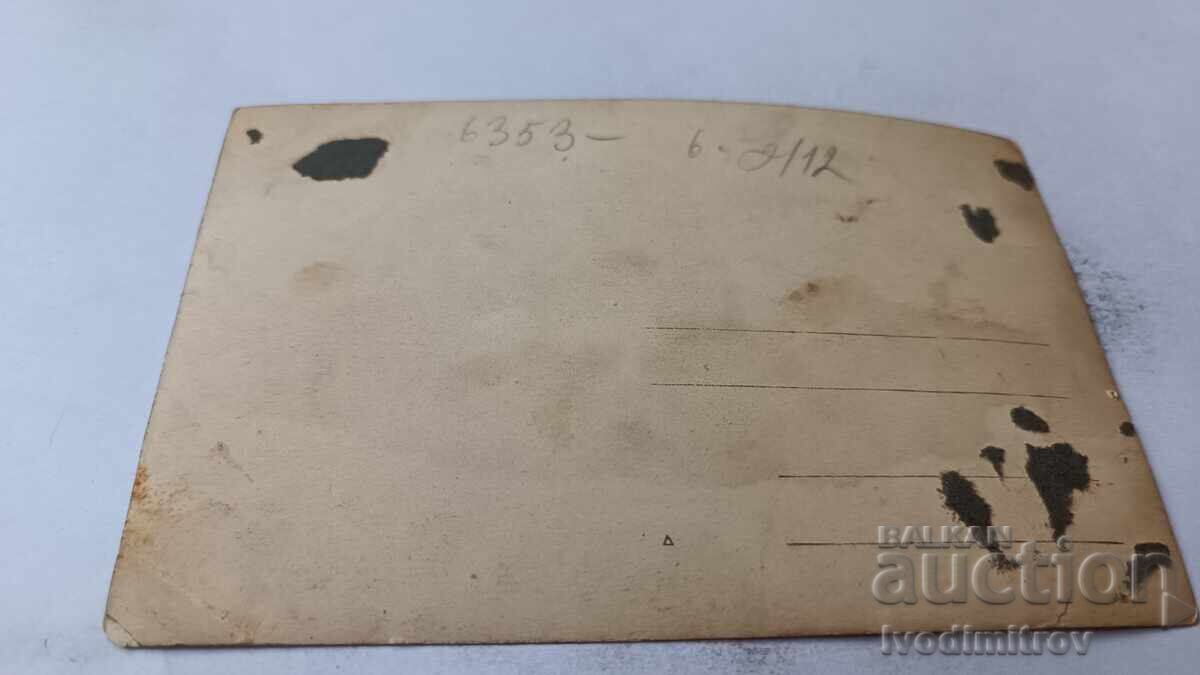 Снимка Мъж жени и деца пред ретро лек автомобил с цена 5.65 лв. | € 2.89 Снимка Мъж жени и деца пред ретро лек автомобил с цена 5.65 лв. | € 2.89