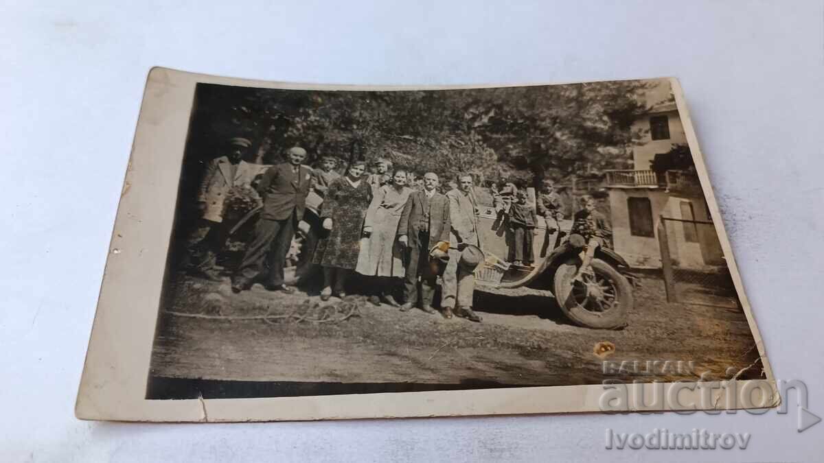 Снимка Мъж жени и деца пред ретро лек автомобил Снимка Мъж жени и деца пред ретро лек автомобил