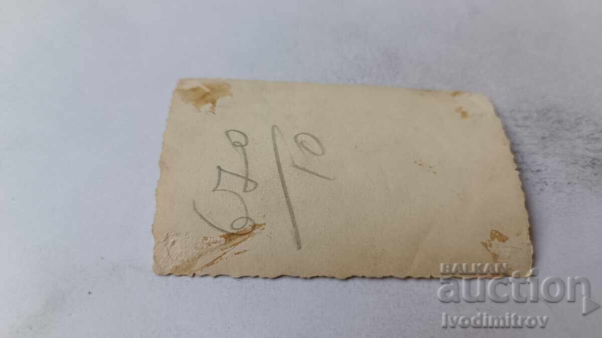 Φωτογραφία Σόφιας: Αξιωματικός και δύο άνδρες μπροστά από το Δικαστικό Μέγαρο με τιμή 1.85 BGN | € 0.95