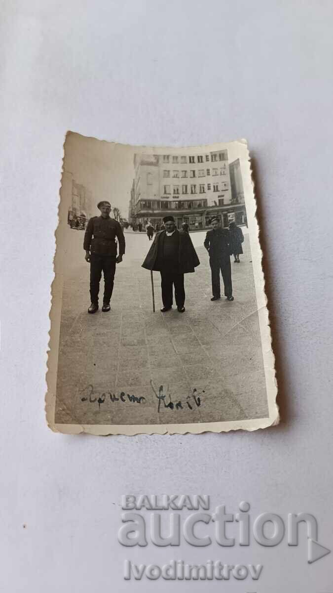 Φωτογραφία Σόφιας: Αξιωματικός και δύο άνδρες μπροστά από το Δικαστικό Μέγαρο