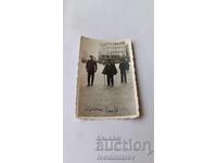 Fotografie Sofia Ofițer și doi bărbați în fața Palatului de Justiție