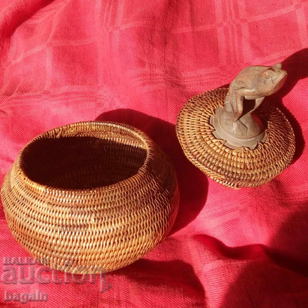 Delivery of Ritual vessel, wood, rattan