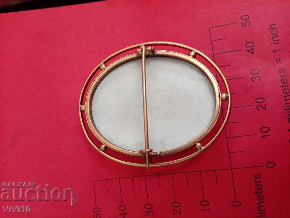 Broșă veche din porțelan, Anglia, Aurire cu preț € 20.00 | 39.12 BGN