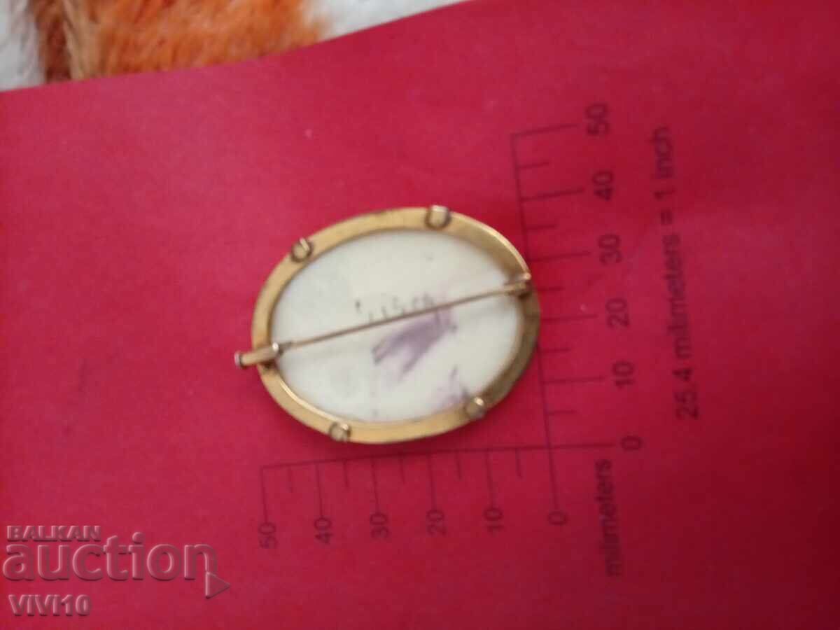 Broșă veche, porțelan Franța cu preț € 20.45 | 40.00 BGN Broșă veche, porțelan Franța cu preț € 20.45 | 40.00 BGN