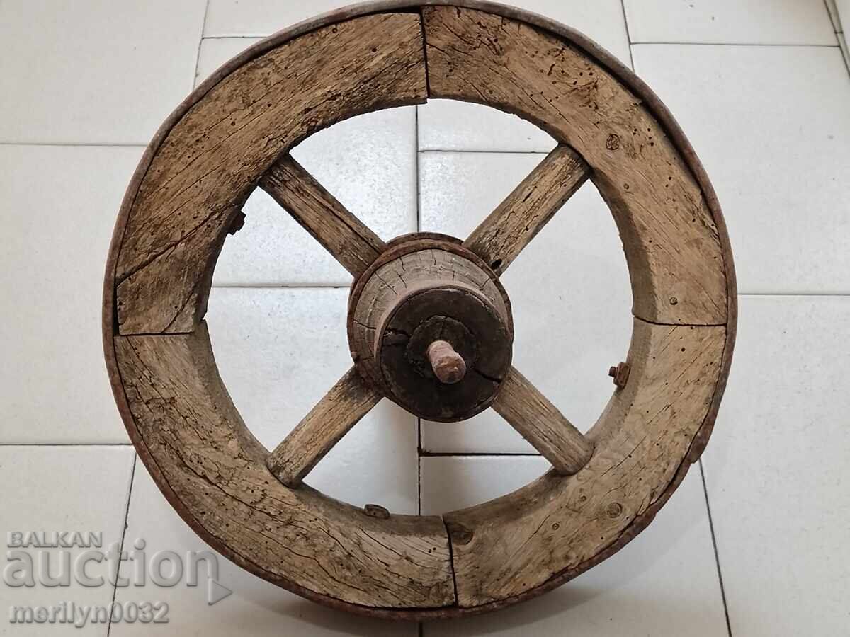 Τροχός από παλιό ξύλινο καρότσι, παλιός μηχανισμός ξύλινος με τιμή 87.00 BGN | € 44.48