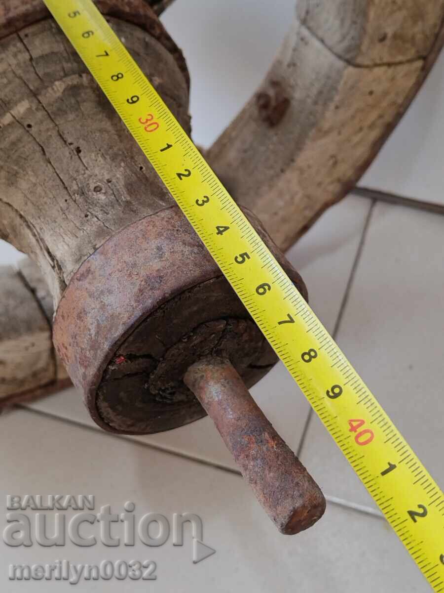 Παράδοση Τροχός από παλιό ξύλινο καρότσι, παλιός μηχανισμός ξύλινος