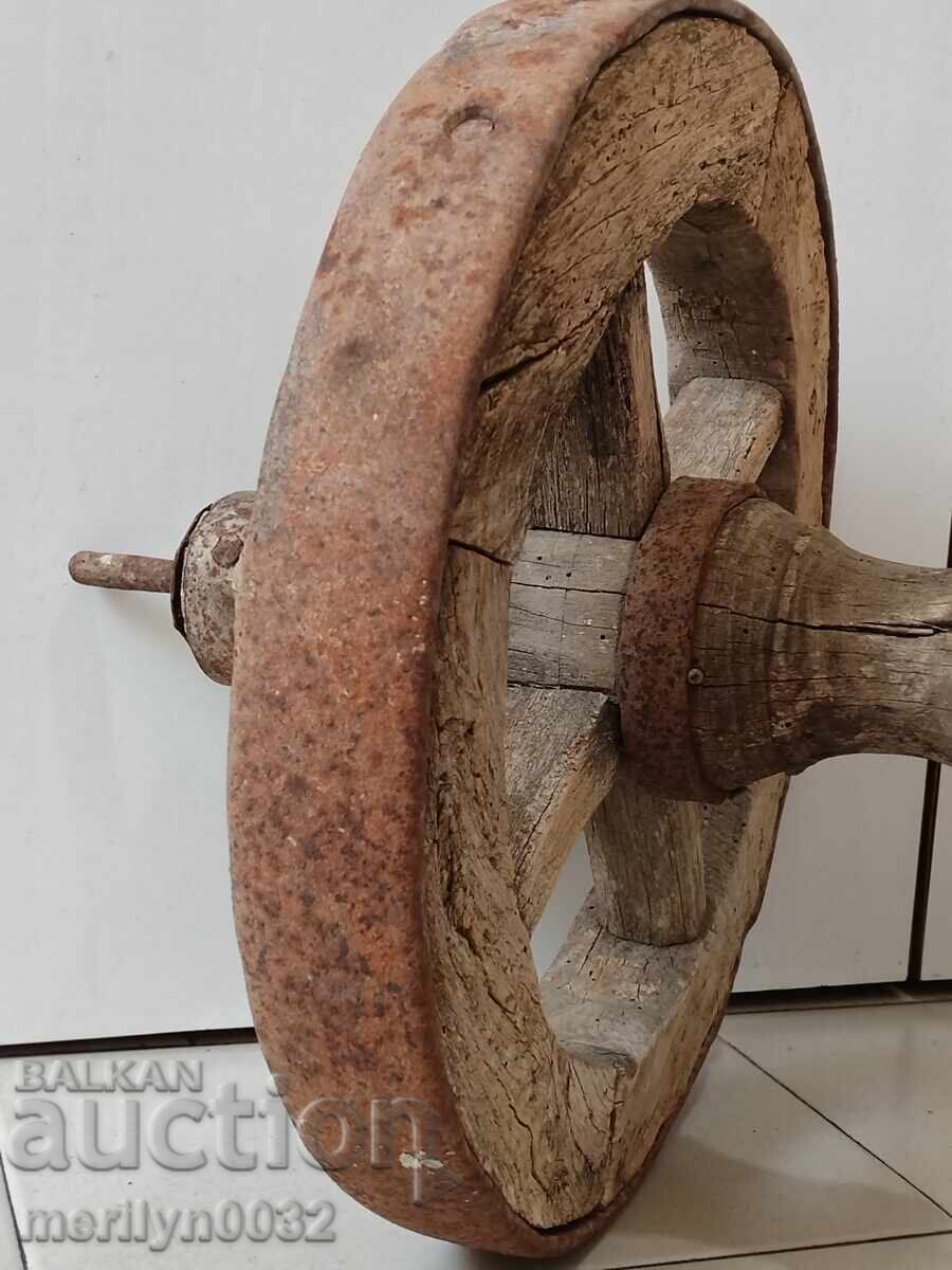 Τροχός από παλιό ξύλινο καρότσι, παλιός μηχανισμός ξύλινος - 5
