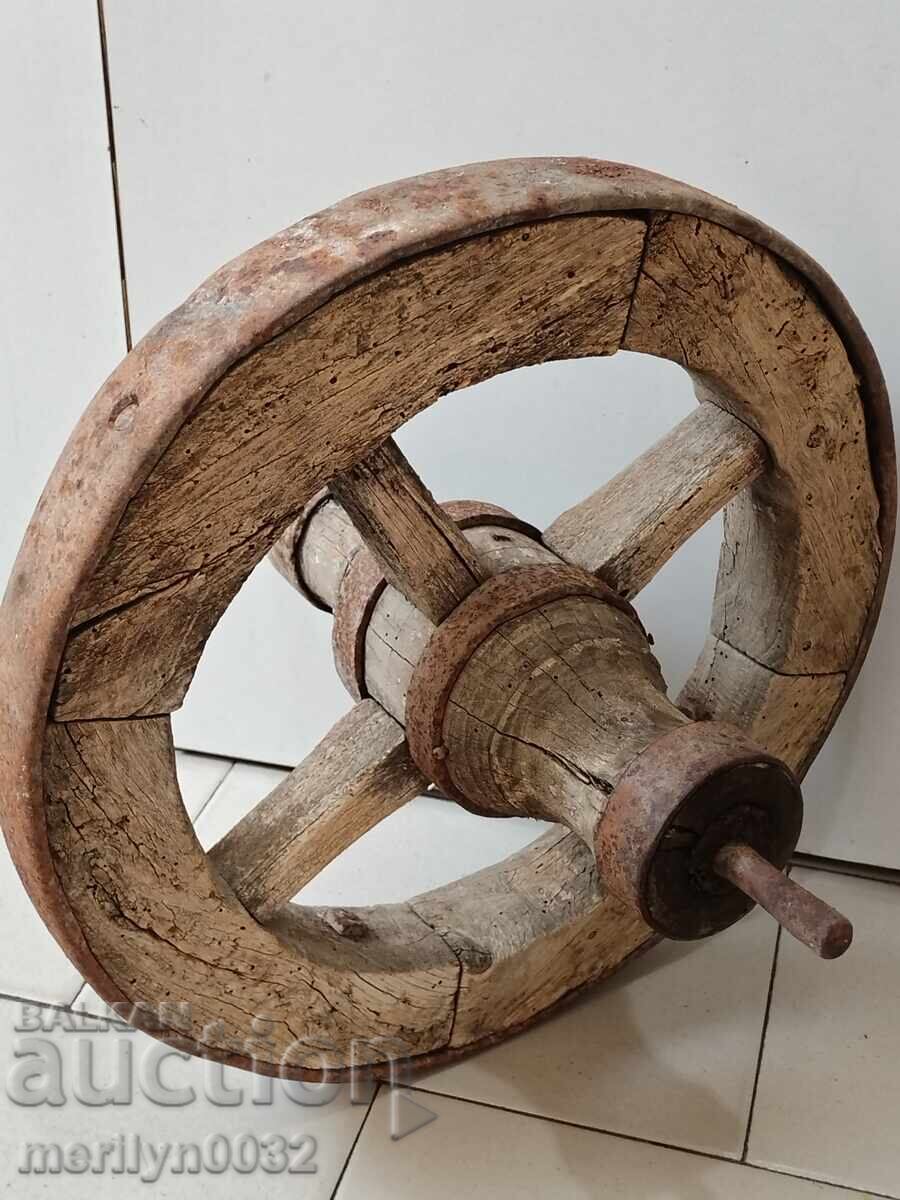 Τροχός από παλιό ξύλινο καρότσι, παλιός μηχανισμός ξύλινος - 7