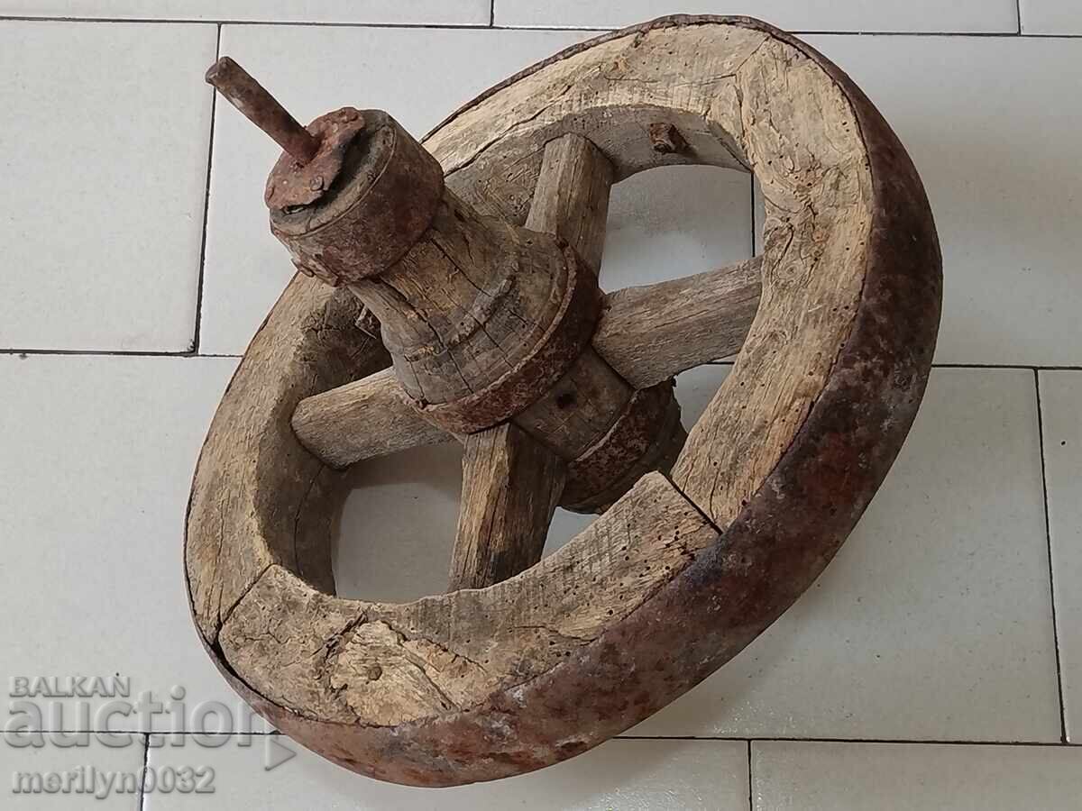 Τροχός από παλιό ξύλινο καρότσι, παλιός μηχανισμός ξύλινος