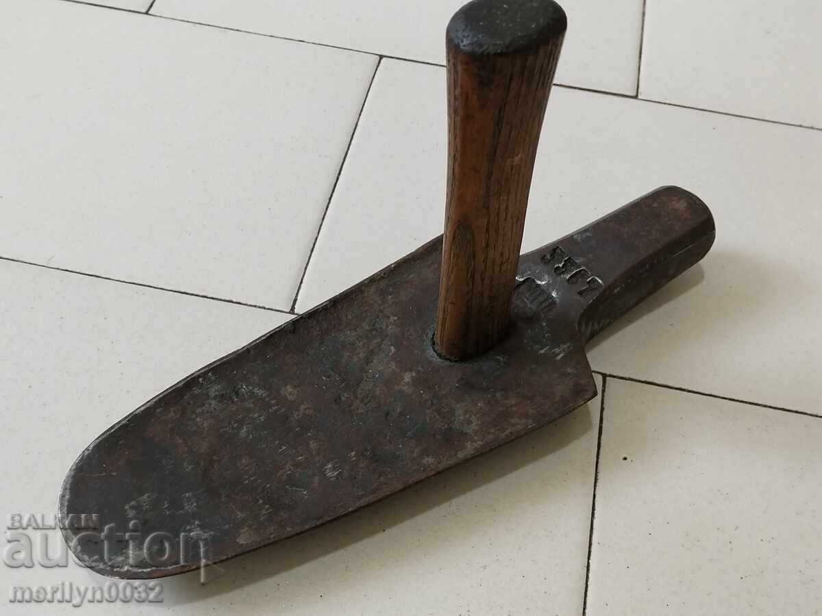 Παλιό σφυρί για τοποθέτηση πλακών, πλάκες με νούμερο και σφραγίδα