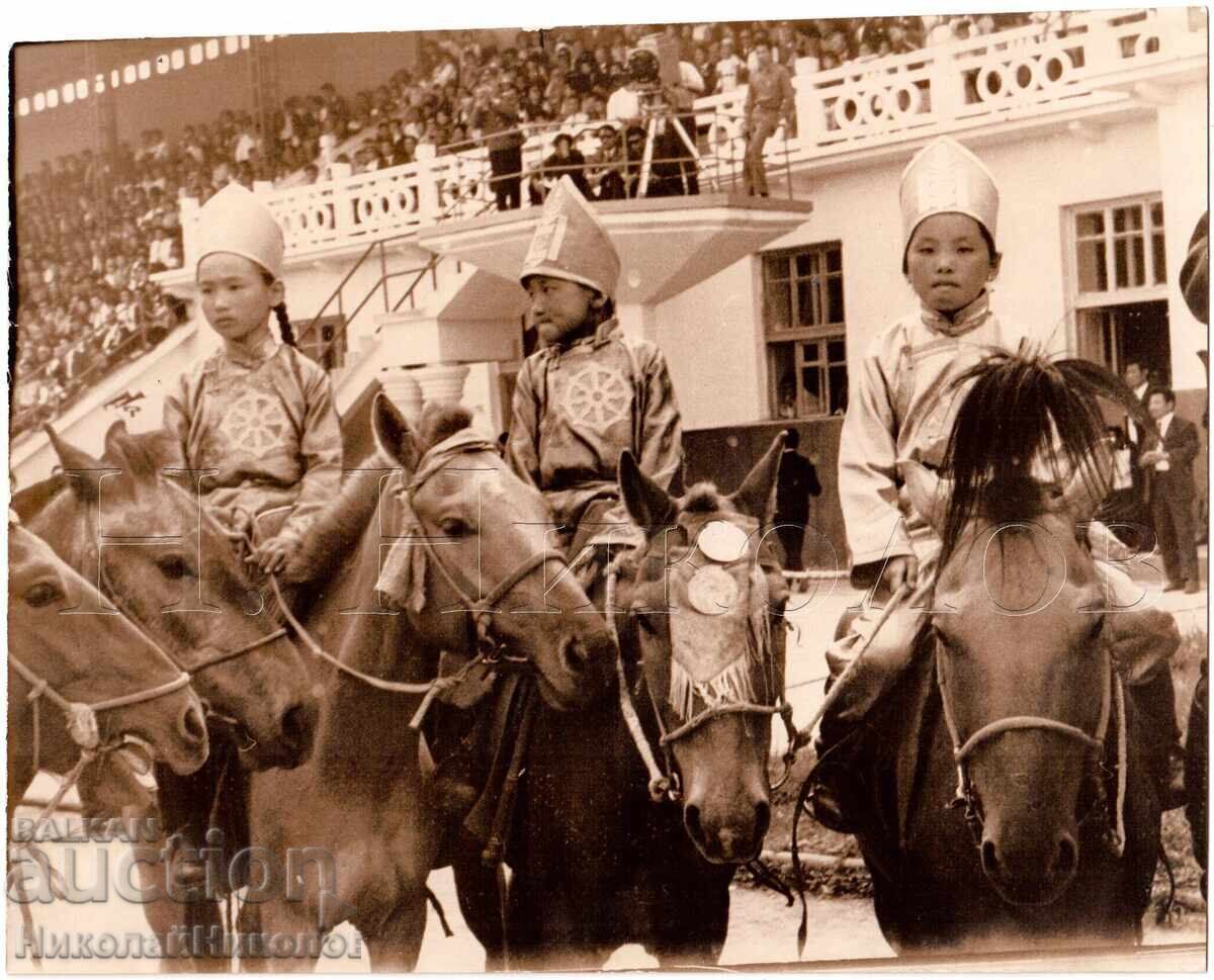 ГОЛЯМА СТАРА СНИМКА МОНГОЛИЯ КОННИ СЪСТЕЗАНИЯ ЗА ДЕЦА Д993