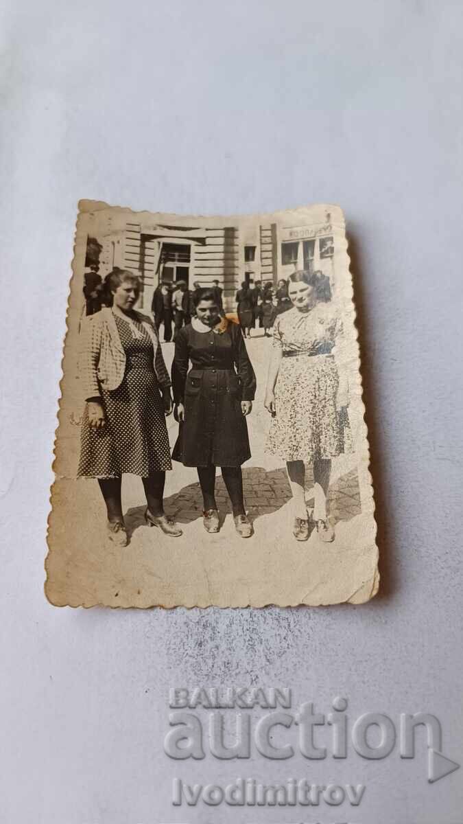 Φωτογραφία Σοφία Τρεις γυναίκες στο δρόμο Φωτογραφία Σοφία Τρεις γυναίκες στο δρόμο