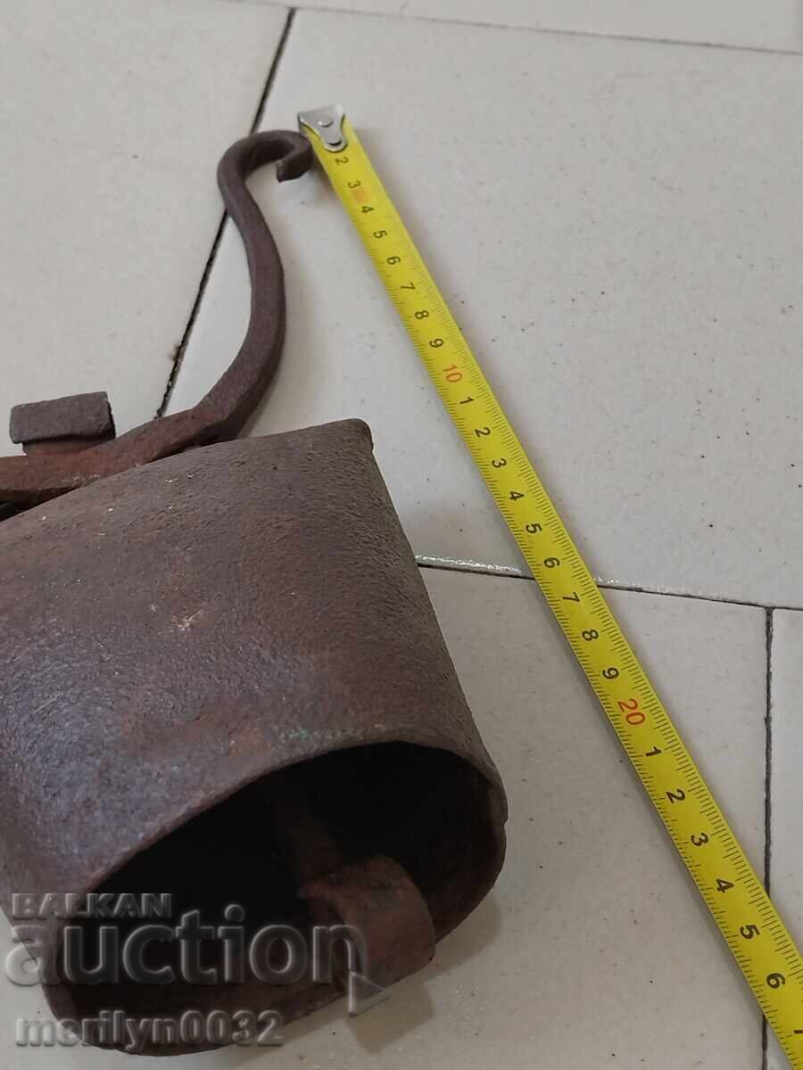 Auction  Old clapper, chan, tumbler bell