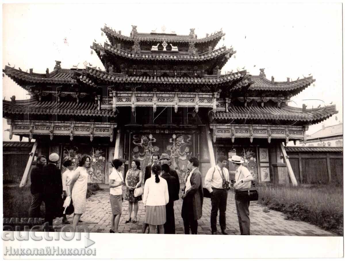 MARE FOTOGRAFIE VECHE MONGOLIA TURIȘTI ÎN FAȚA PAGODEI D997 MARE FOTOGRAFIE VECHE MONGOLIA TURIȘTI ÎN FAȚA PAGODEI D997