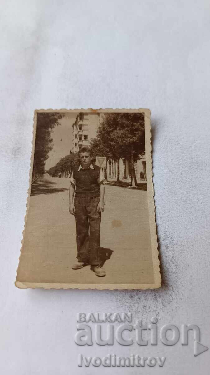 Φωτογραφία Σόφιας. Νέος άνδρας στον δρόμο Φωτογραφία Σόφιας. Νέος άνδρας στον δρόμο