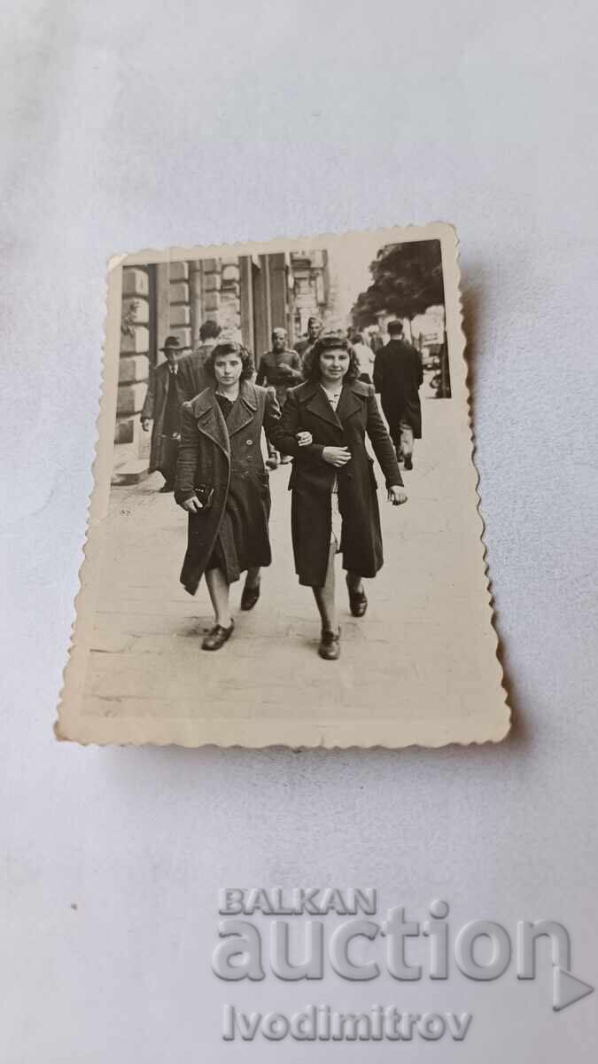 Φωτογραφία Σοφία Δύο νεαρά κορίτσια για μια βόλτα Φωτογραφία Σοφία Δύο νεαρά κορίτσια για μια βόλτα