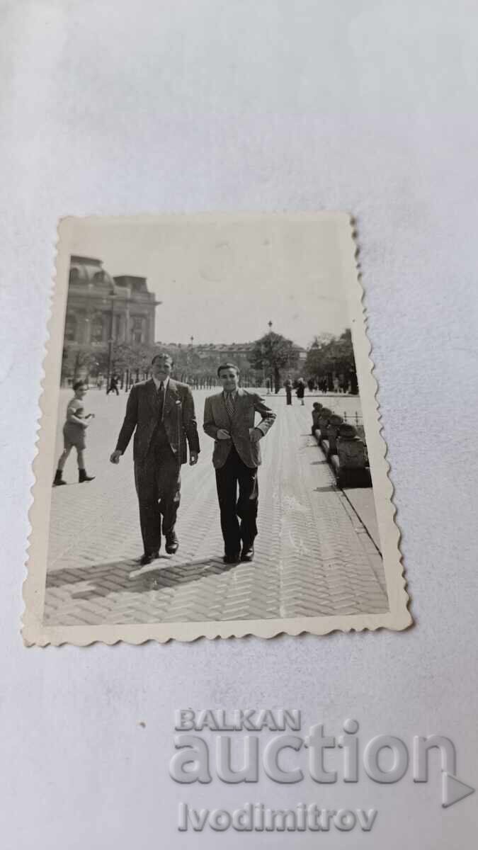 Φωτογραφία Σοφία Δύο άνδρες στη λεωφόρο Tsar Osvoboditel Blvd.