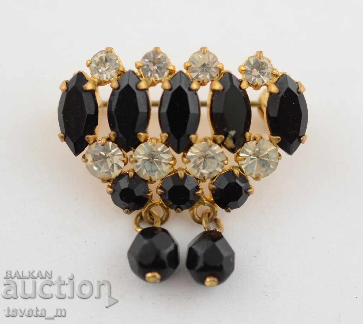 Δημοπρασία Καρφίτσα, καρφίτσα