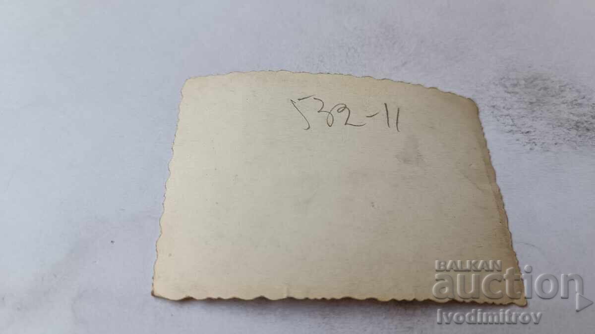 Fotografie Sofia Doi ofițeri bărbat femeie și băiat în fața Curții cu preț 2.35 BGN | € 1.20