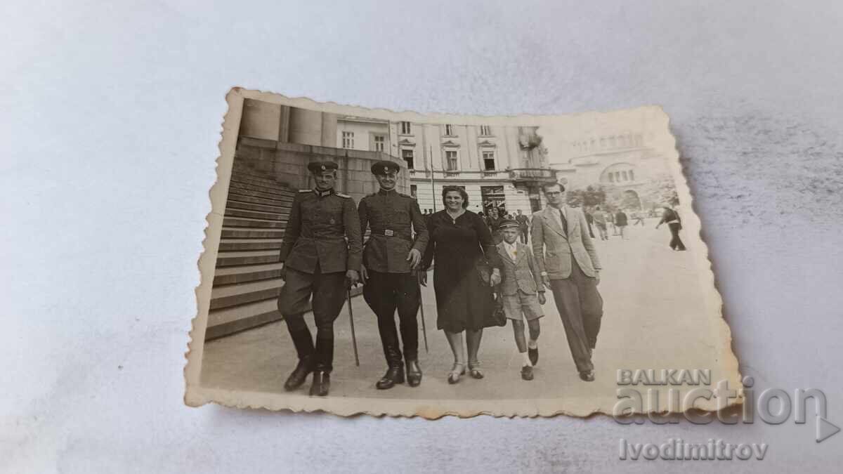 Fotografie Sofia Doi ofițeri bărbat femeie și băiat în fața Curții