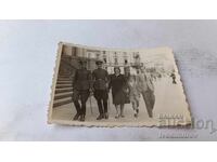 Φωτογραφία Σόφιας Δύο αξιωματικοί άντρας γυναίκα και αγόρι μπροστά από Δικ. παλάτι