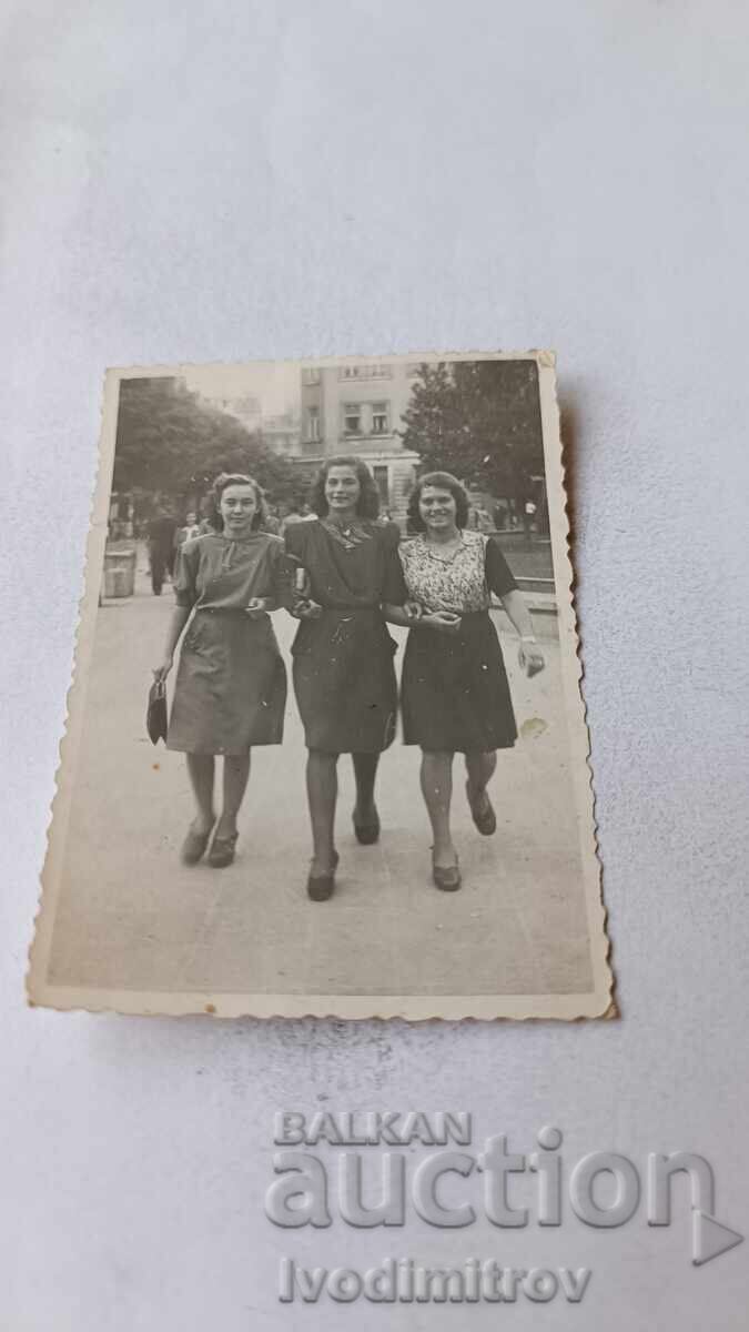 Φωτογραφία Σοφία Τρία νεαρά κορίτσια σε μια βόλτα