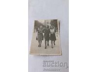 Φωτογραφία Σοφία Τρία νεαρά κορίτσια σε μια βόλτα