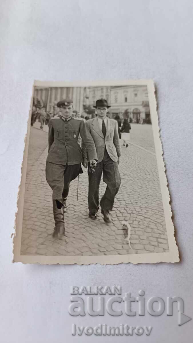 Φωτογραφία Σόφιας Αξιωματικός και άνδρας στην πλατεία Αγία Κυριακή