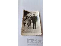 Φωτογραφία Σόφιας, Σιδηροδρομικός Σταθμός και δύο γυναίκες στην πλατεία