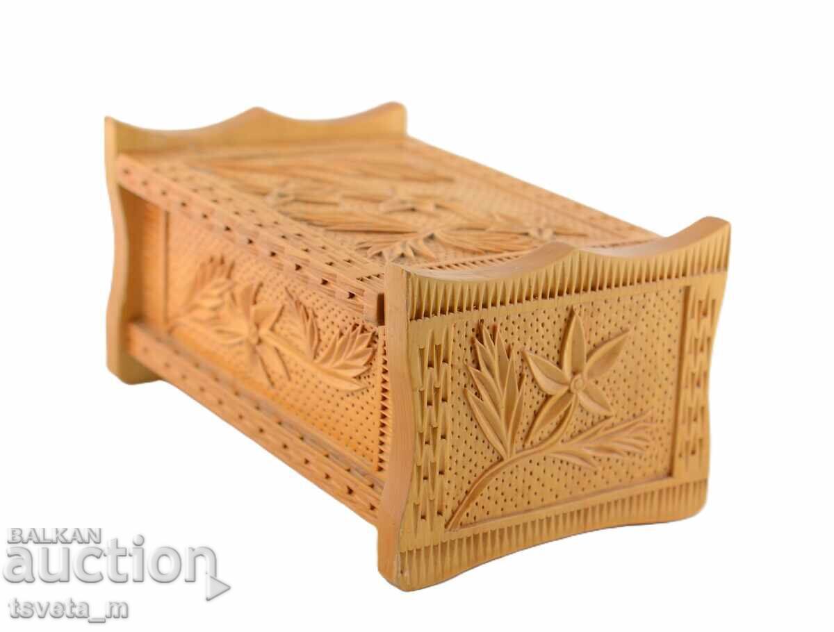 Ξύλινο κουτί σεντούκι ξυλόγλυπτο χειροποίητο με τιμή 25.00 BGN | € 12.78