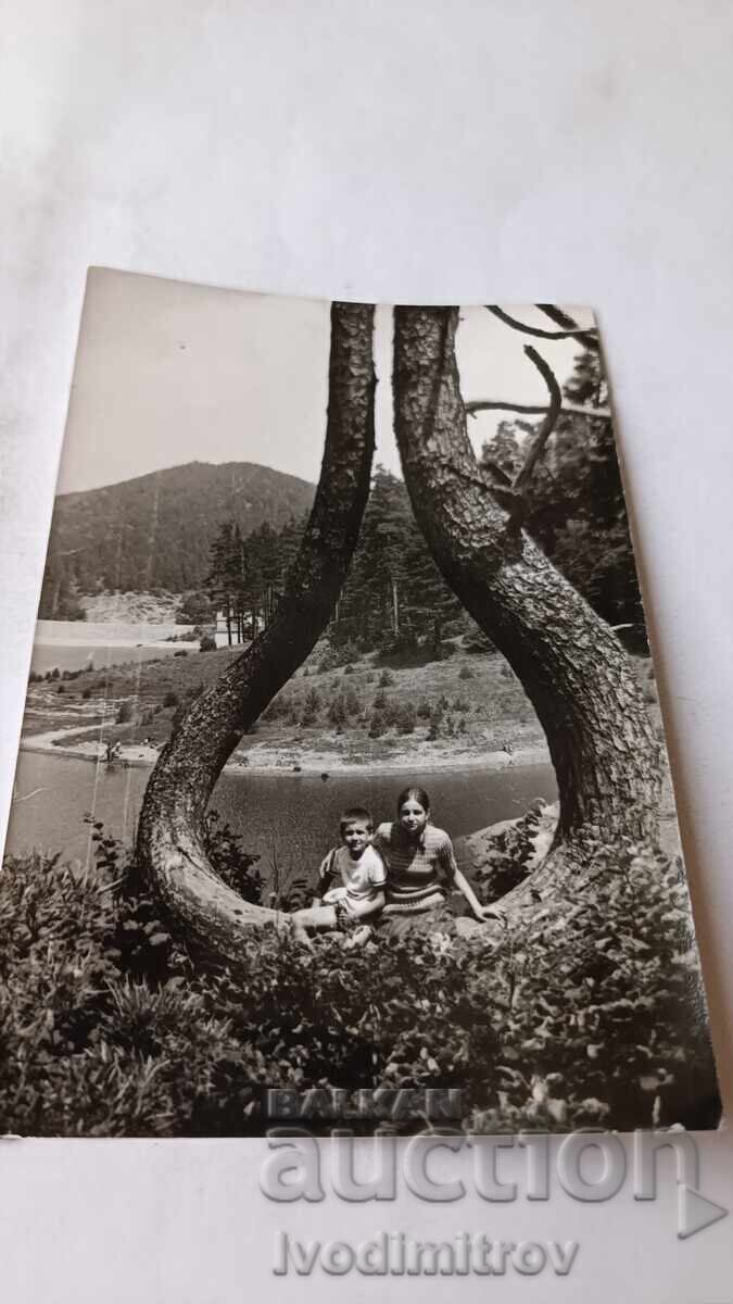 Carte poștală Femeie și băiat lângă râu 1979 Carte poștală Femeie și băiat lângă râu 1979