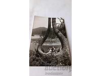 Ταχυδρομική κάρτα Γυναίκα και αγόρι δίπλα στο ποτάμι 1979