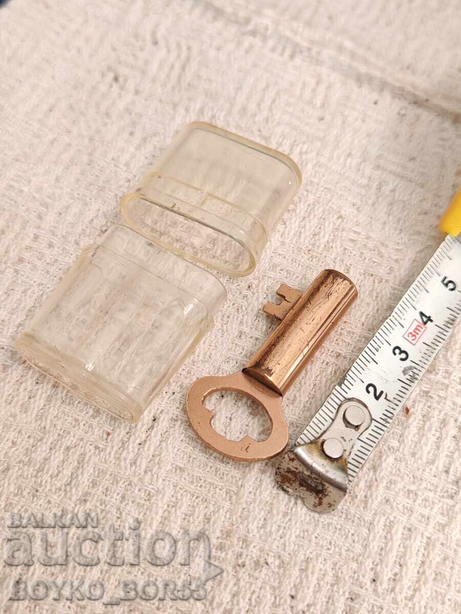 Super Rară Brichetă Veche de Colecție pe Benzină cu preț 75.00 BGN | € 38.35 Super Rară Brichetă Veche de Colecție pe Benzină cu preț 75.00 BGN | € 38.35