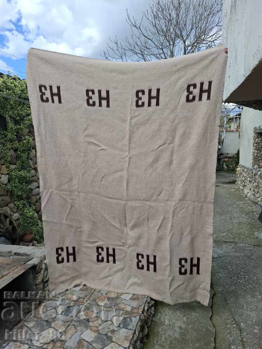 Стари Вълнени одеала с цена 15.00 лв. | € 7.67 Стари Вълнени одеала с цена 15.00 лв. | € 7.67