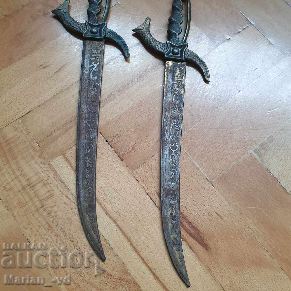 Δύο παλιά μαχαίρια με τιμή 40.00 BGN | € 20.45